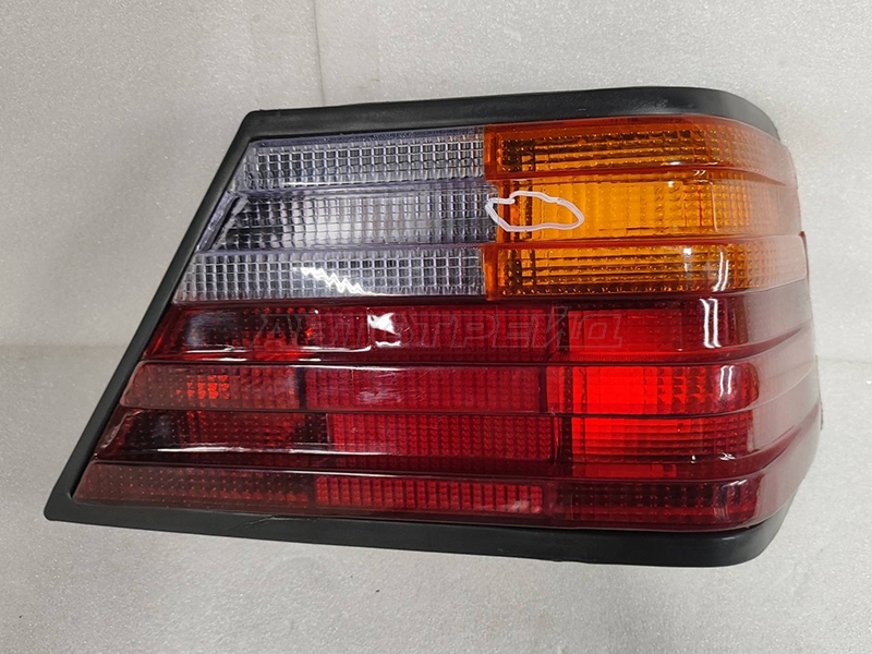 Фонарь задний Mercedes-Benz E-Class 84-93 (Справа/ 4D SED) (уценка на 10%)